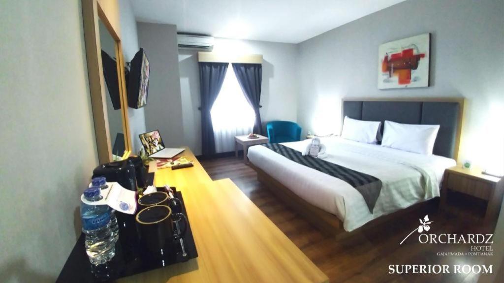 Orchardz Hotel Gajah Mada Понтианак Екстериор снимка