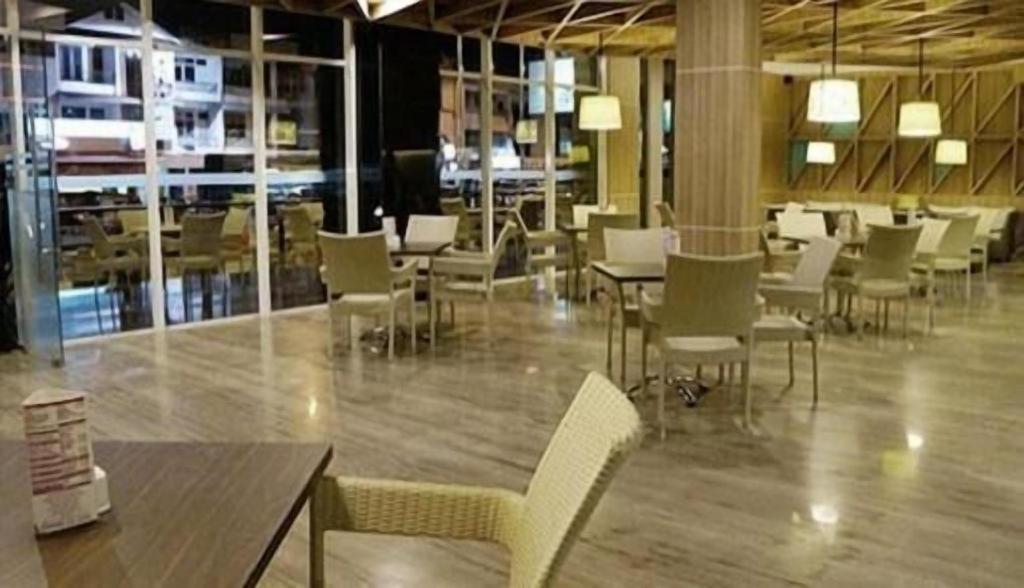 Orchardz Hotel Gajah Mada Понтианак Екстериор снимка