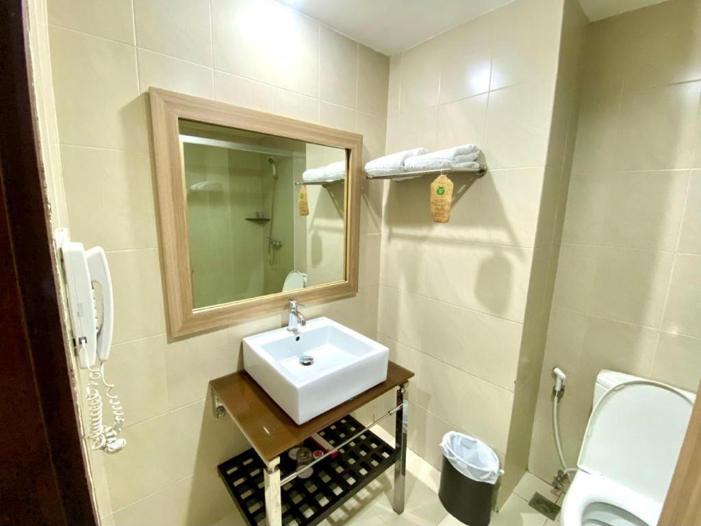 Orchardz Hotel Gajah Mada Понтианак Екстериор снимка